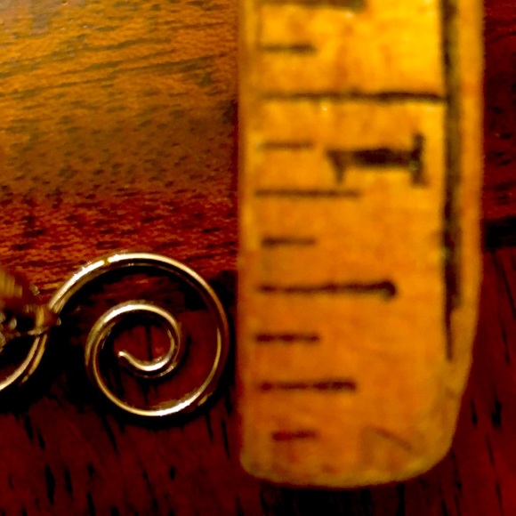 NWT Avon clip on swirl silver tone earrings - Picture 8 of 8